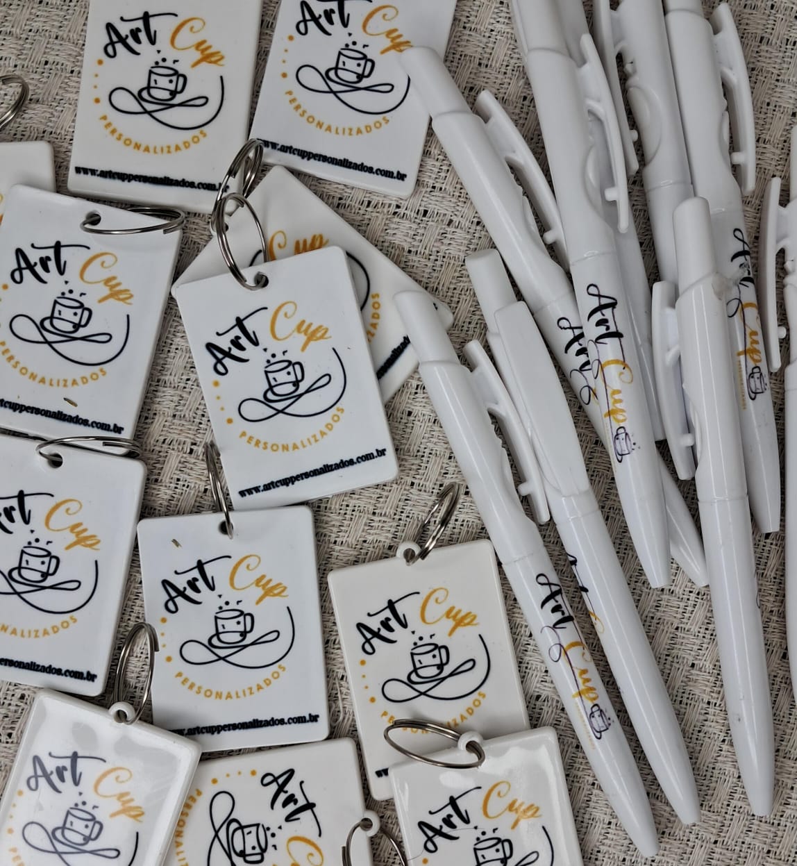 Kit 20 chaveiros em polímero + 20 canetas